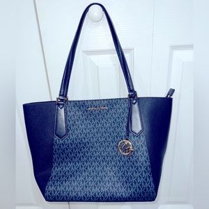 NWT Large Michael Kors shoulder bag.